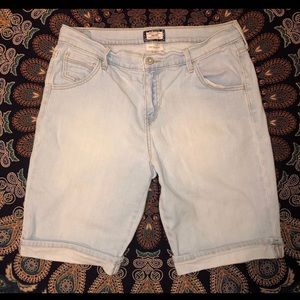 LEVI’S ladies light wash hi rise Bermuda shorts 8